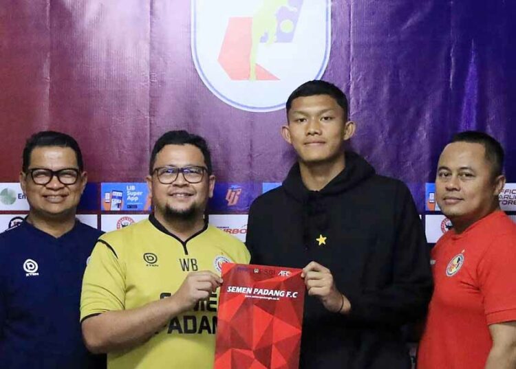 Langgam.id - Salah seorang penjaga gawang Tim Nasional (Timnas) Indonesia U-17, Ikram Algiffari resmi bergabung bersama Semen Padang FC.