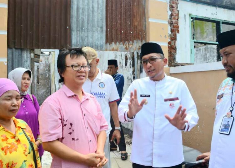 Langgam.id - Wali Kota Padang, Hendri Septa menyerahkan bantuan sosial untuk delapan korban terdampak kebakaran di Kampung Jao.