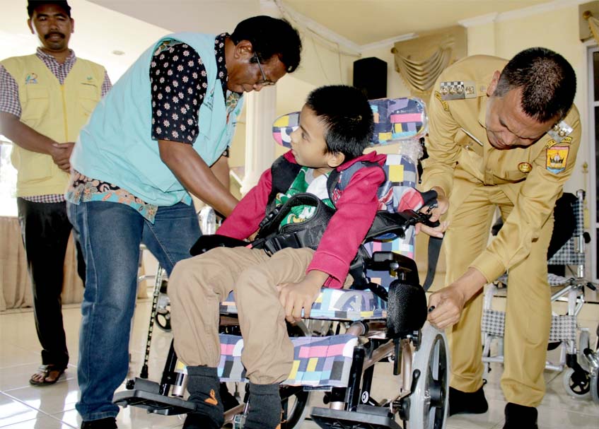 Langgam.id - Pemko Pariaman menyalurkan bantuan dari Kementerian Sosial (Kemensos) untuk penyandang disalbilitas dan warga kurang mampu.