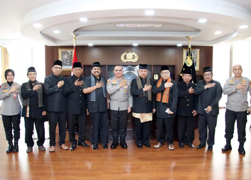 Langgam.id - Ketua LKAAM Sumatra Barat (Sumbar), Fauzi Bahar bersama pengurus menemui Kapolda Sumbar yang baru, Irjen Pol Suharyono.