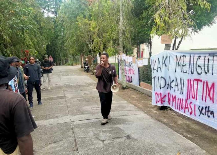 Langgam.id - Mahasiswa Papua menyesalkan tindakan pembina asrama Universitas Andalas (Unand) yang menyuruh potong celana.