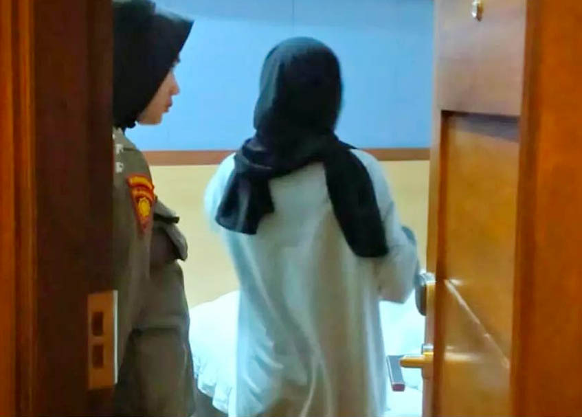 Langgam.id - Pasukan Elit Pemerintah Kota (Pemko) Padang mengamankan enam pasangan bukan suami istri di sejumlah penginapan.