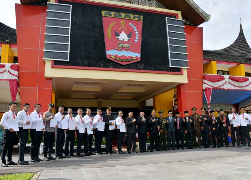 Langgam.id - Pemkab Agam memberikan penghargaan untuk jajaran personel Polres karena berhasil ungkap kasus perampokan emas.