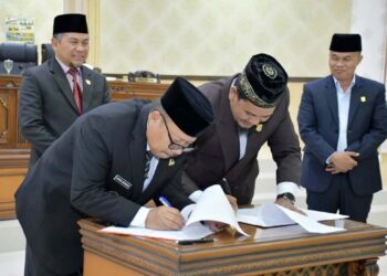 Langgam.id - Pemkab Agam dan Dewan Perwakilan Rakyat Daerah (DPRD) sahkan Peraturan Daerah (Perda) Pengelolaan Keuangan Daerah.
