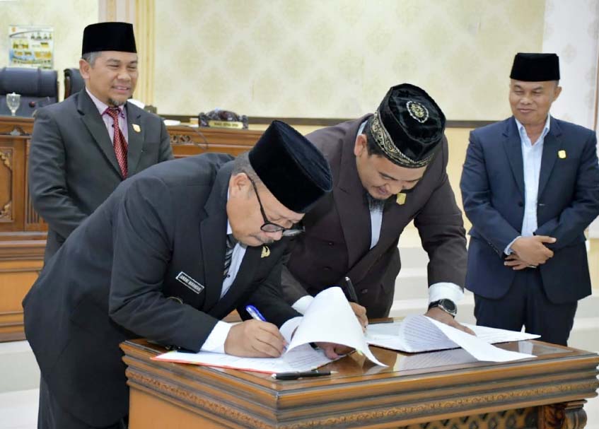 Langgam.id - Pemkab Agam dan Dewan Perwakilan Rakyat Daerah (DPRD) sahkan Peraturan Daerah (Perda) Pengelolaan Keuangan Daerah.