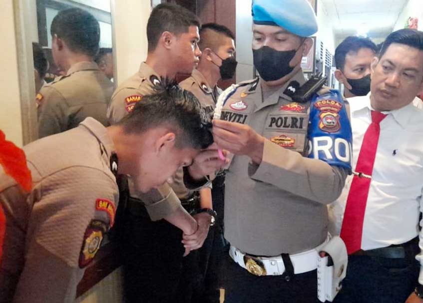 Langgam.id - Sebanyak empat personel Kepolisian Resor (Polres) Solok yang dinilai berambut panjang dipotong Propam Polda Sumbar.