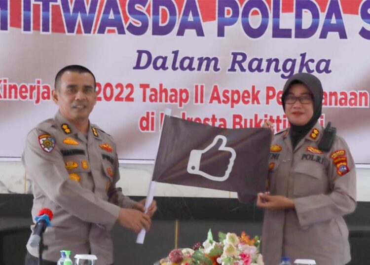 Langgam.id - Setelah resmi naik tipe, Polres Bukittinggi kini mendapatkan Plakat Tanda Jempol dari Itwasda Polda Sumatra Barat (Sumbar).