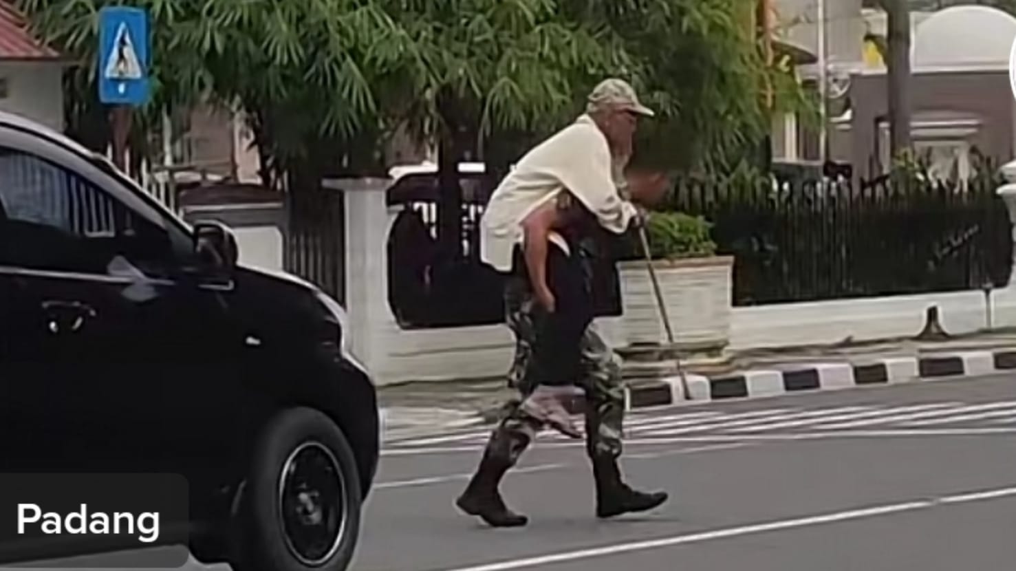 Viral di Medsos, Prajurit TNI Gendong Lansia Seberangi Jalan di Padang