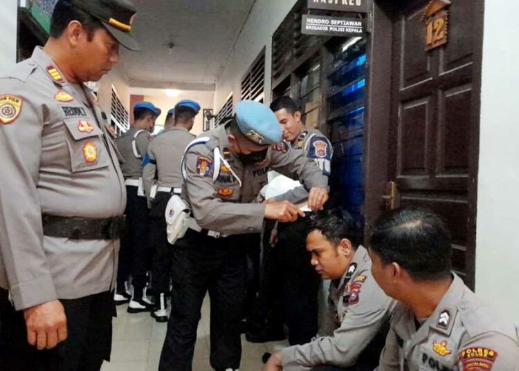 Langgam.id - Sebanyak empat personel Kepolisian Resor (Polres) Solok yang dinilai berambut panjang dipotong Propam Polda Sumbar.
