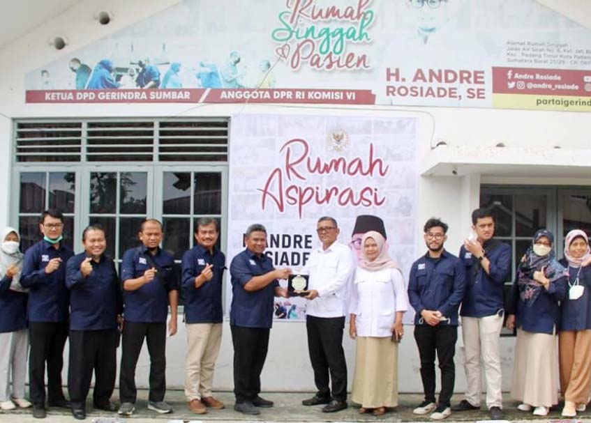 Langgam.id - Rombongan dari Sekretariat Jenderal (Setjen) DPR RI mengunjungi Rumah Aspirasi anggota DPR RI asal Sumbar, Andre Rosiade.