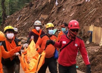 Relawan TRC Semen Padang mengevakuasi korban tertimbun longsoran gempa Cianjur. (Foto: Dok. SP)