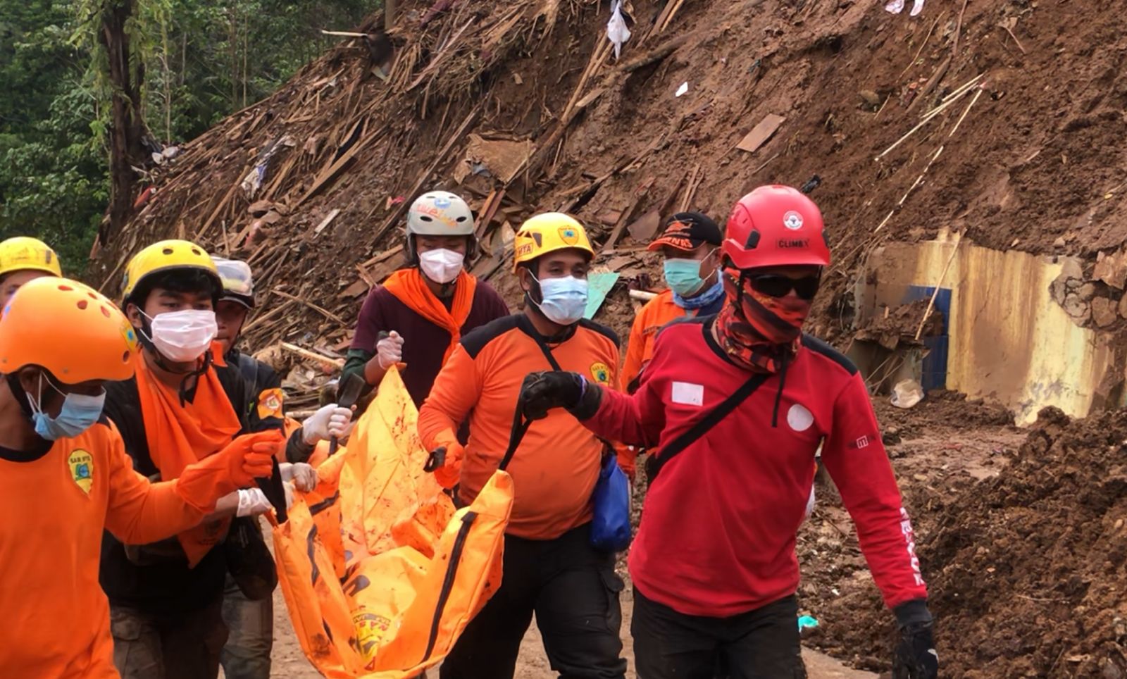 Tertimbun Longsor di Kedalaman 7 Meter, TRC Semen Padang Bersama SAR Gabungan Evakuasi 4 Korban Gempa di Desa Cijedil