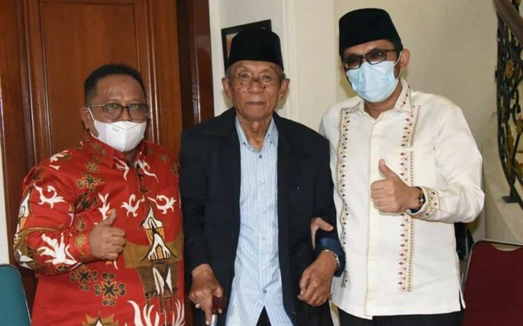 Mantan WalI Kota Padang Zuiyen Rais (tengah) saat dikunjungi oleh Wali Kota Padang Hendri Septa (kanan) dan Kabag Prokopim Pemko Padang Amrizal Rengganis (kiri). (Foto: Prokopim Pemko Padang)