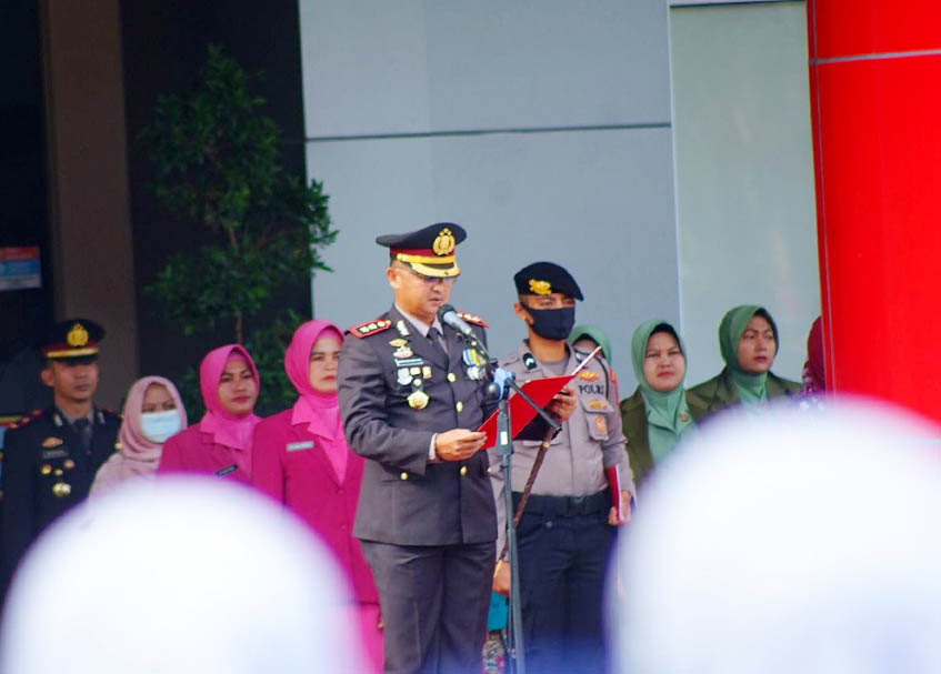 Langgam.id - Upcara peringatan Hari Pahlawan yang dipimpin Kapolres Dharmasraya, AKBP Nurhadiansyah berlangsung khidmad, Kamis (10/11/2022).