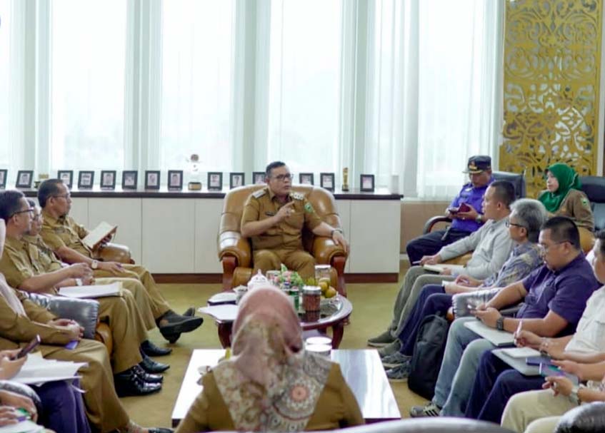 Langgam.id - Epyardi Asda berunding bersama perwakilan manajemen PT. Tirta Investama untuk mencari solusi atas permasalahan yang terjadi.