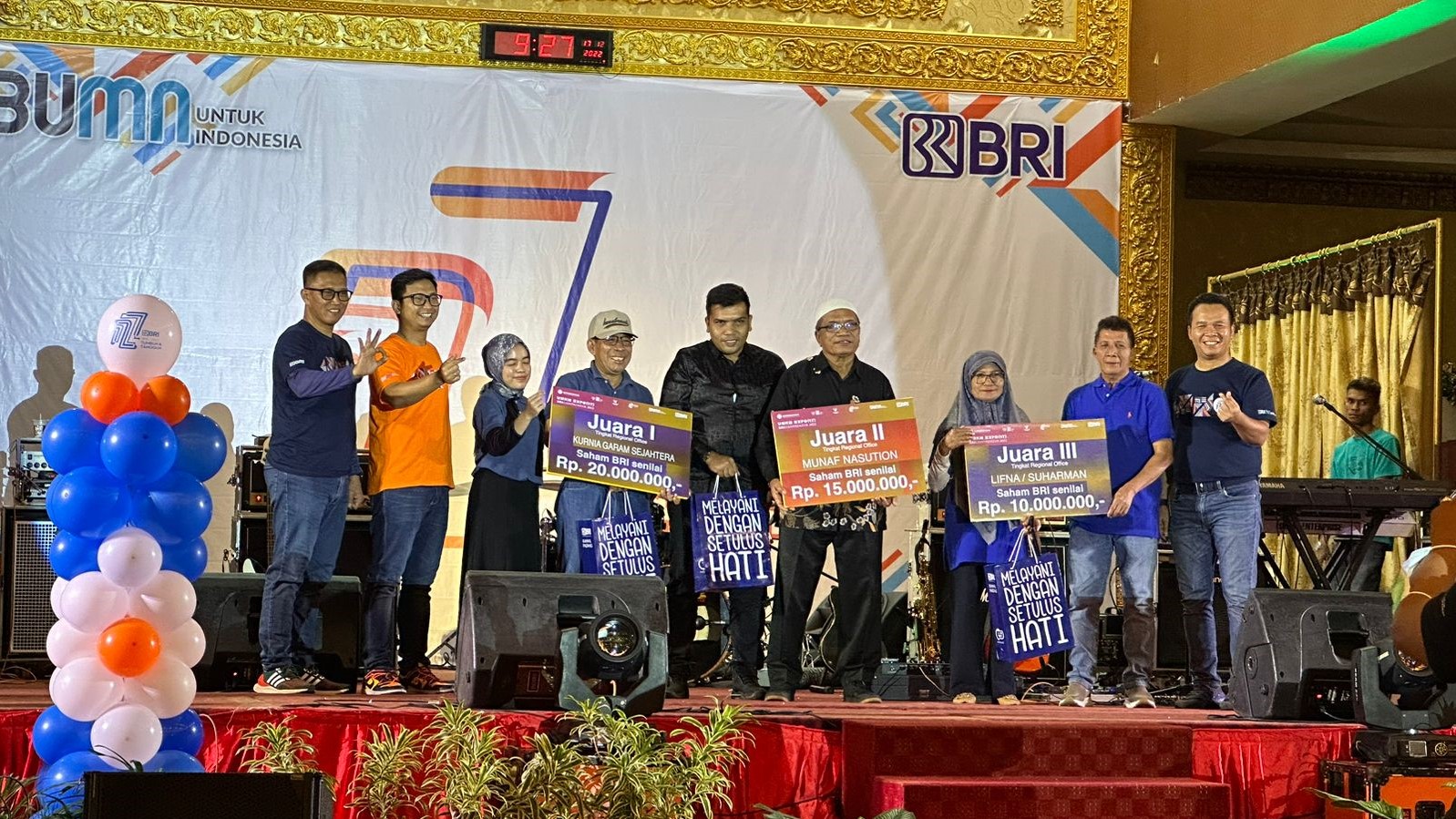 HUT Ke-127, BRI Gelar Lifetime Achievement Award untuk Apresiasi Nasabah RO Padang