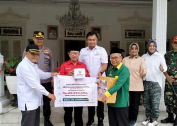 Langgam.id - Baznas Kabupaten Dharmasraya turut membantu meringankan beban korban bencana gempa di Kabupaten Cianjur.
