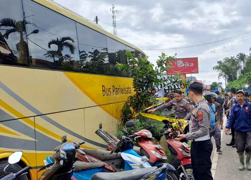 Langgam.id - Satu unit bus pariwisata mengalami kecelakaan hingga menabrak tiga rumah warga di Jalan Raya Padang Panjang-Bukittinggi.
