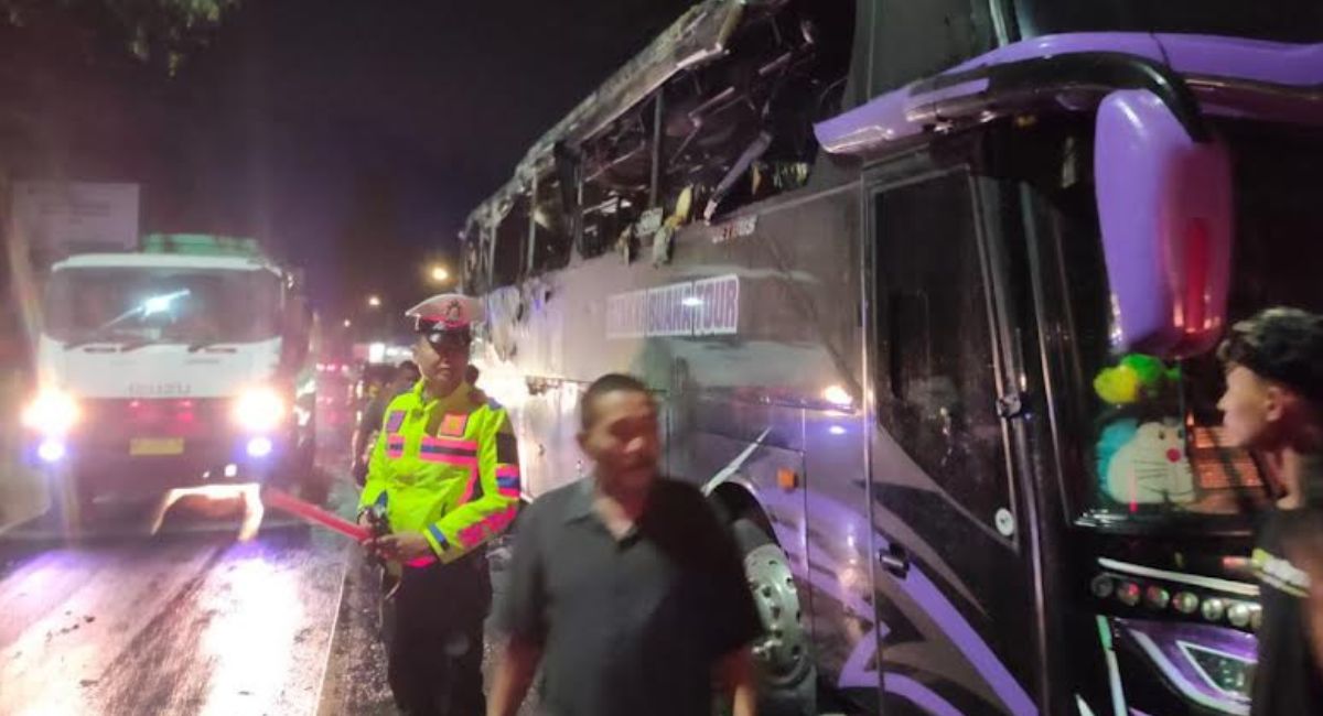 bus-pariwisata-asal-kuansing-terbakar-di-jalinsum-muaro-kalaban
