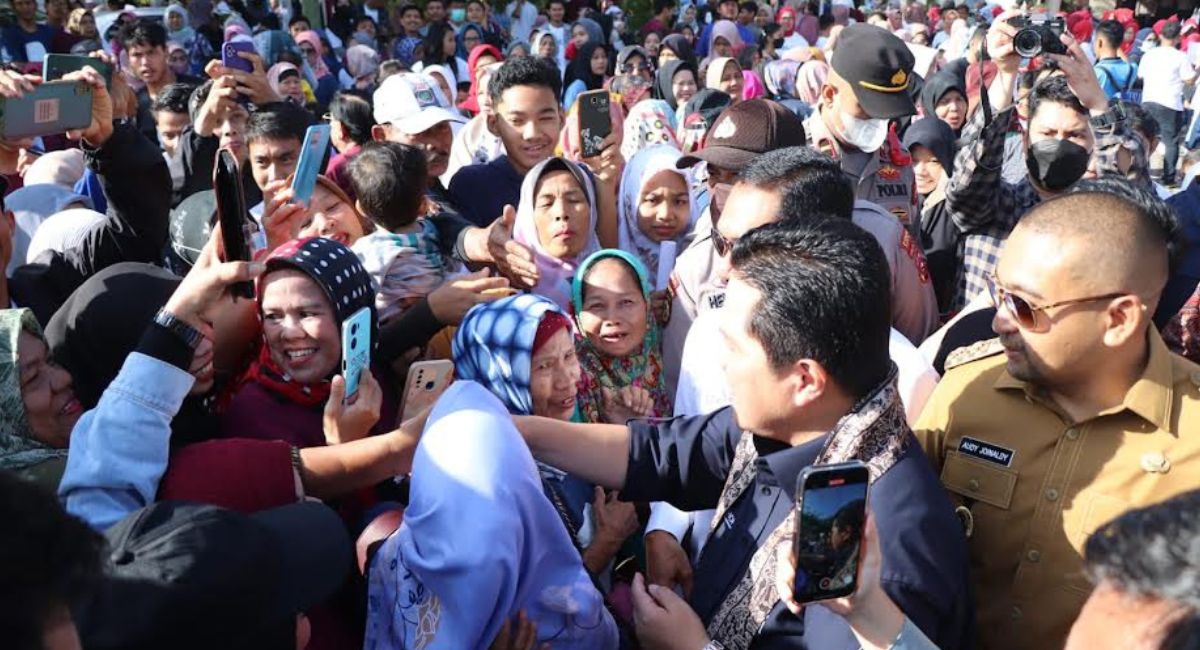 berkunjung-ke-sumbar-warga-bandingkan-massa-menyambut-erick-thohir-dengan-anies-baswedan