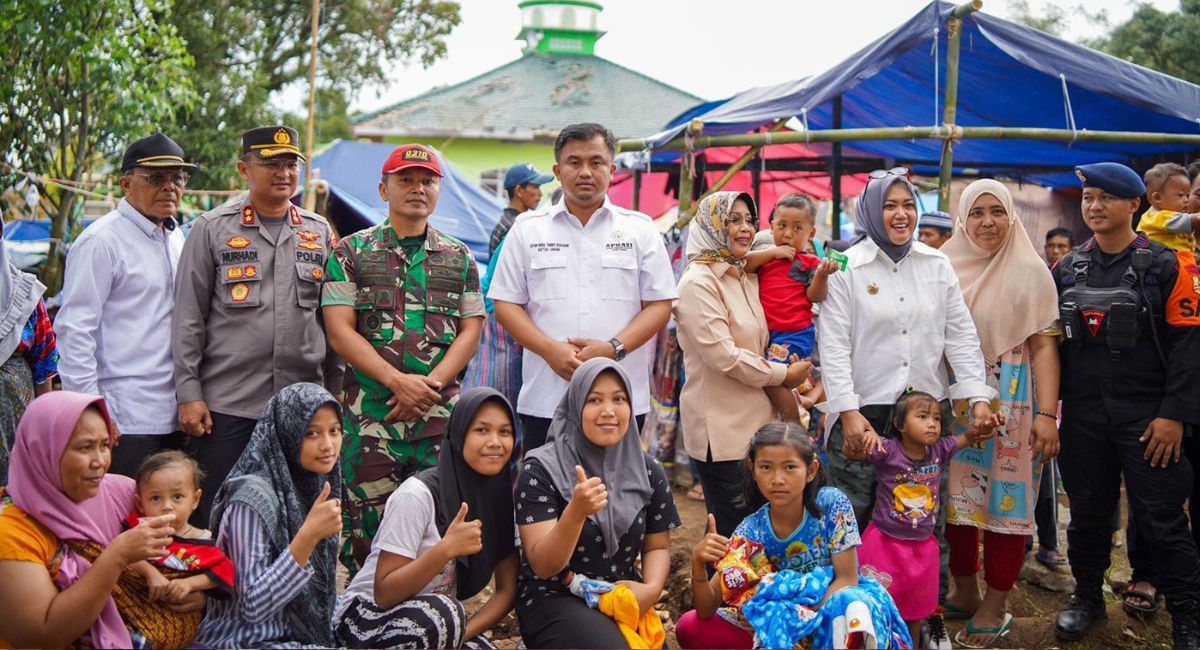 Tinjau Korban Gempa Cianjur, Sutan Riska Serahkan 1,4 Ton Rendang