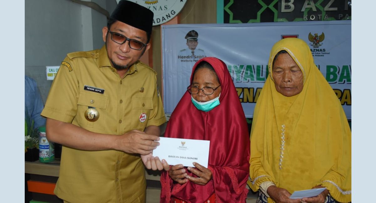 Wako Hendri Septa Serahkan Zakat Pada 169 Mustahik