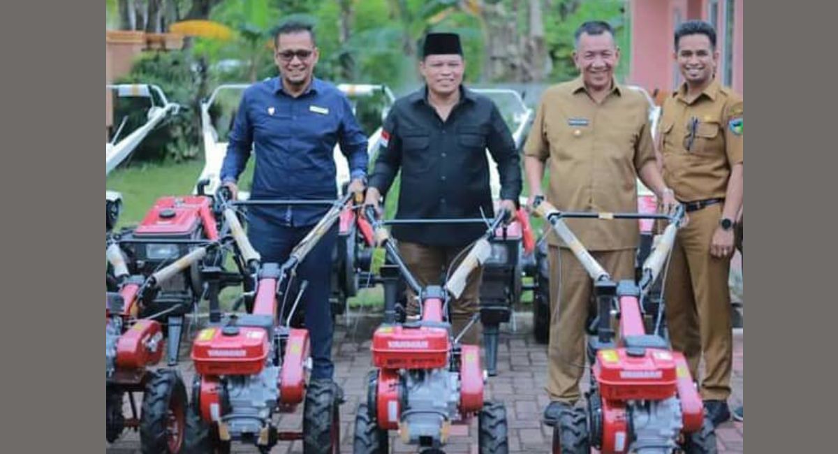 DPRD Pesisir Selatan Salurkan Alsintan Pada Kelompok Tani