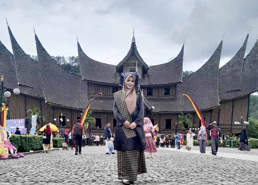 Langgam.id - Ketua Tim Penggerak PKK Kabupaten Dharmasraya, Ny. Dewi Sutan Riska mengikuti Kongres Bundo Kanduang se-Dunia.