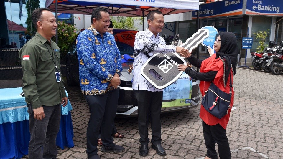 Warga Pariaman Dapat Hadiah Mobil Listrik, Wali Kota Didaulat Menyerahkan
