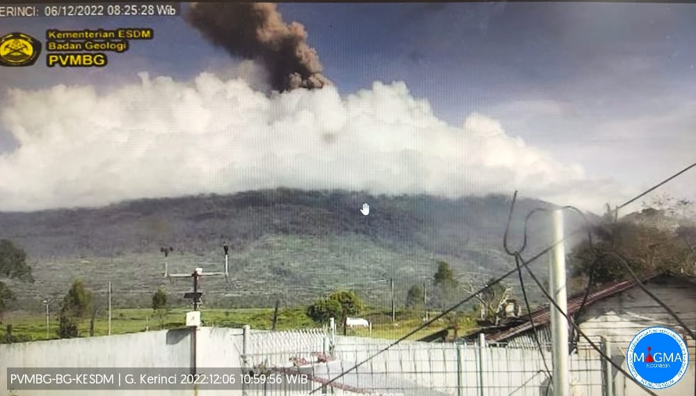 Gunung Kerinci Erupsi, PVMBG: Tinggi Kolom Abu 700 Meter di Atas Puncak