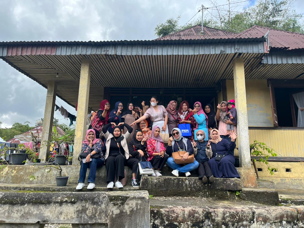 Nasabah PNM dari Medan hingga Bandung Studi Banding ke Usaha Pengrajin Tenun dan Rendang di Sumbar
