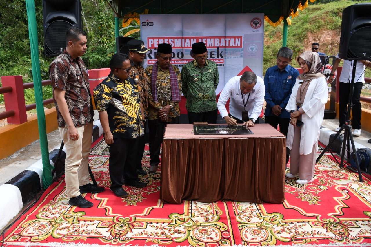 PT Semen Padang dan Pemko Resmikan Jembatan Rimbo Gaek Senilai Rp2,1 Miliar
