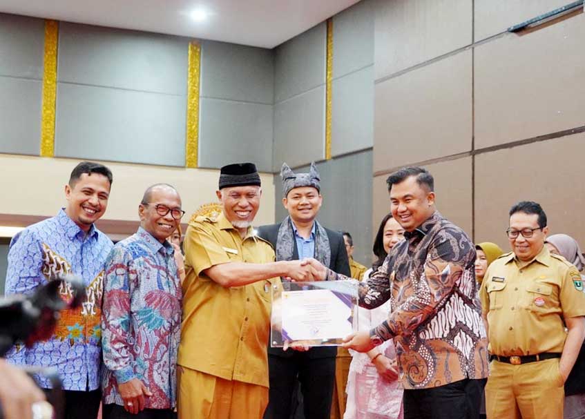 Langgam.id - Dharmasraya meraih penghargaan sebagai kabupaten informatif pada pemeringkatan Badan Publik yang diselenggarakan KI Sumbar.