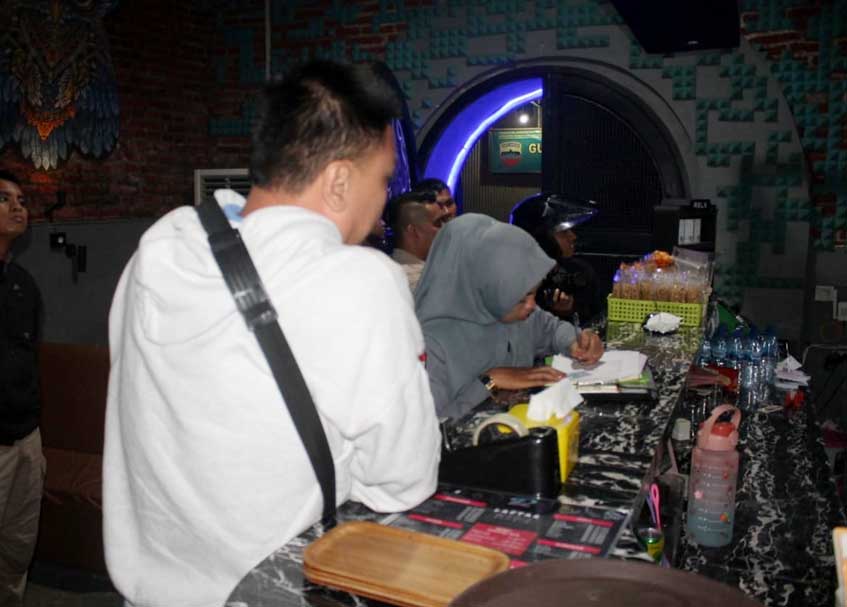 Langgam.id - Kafe Karaoke yang beroperasi hingga larut malam di Kota Padang masih marak, meskipun sudah ada Perda yang mengatur.