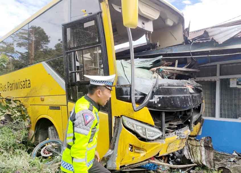 Langgam.id - Satu unit bus pariwisata mengalami kecelakaan hingga menabrak tiga rumah warga di Jalan Raya Padang Panjang-Bukittinggi.