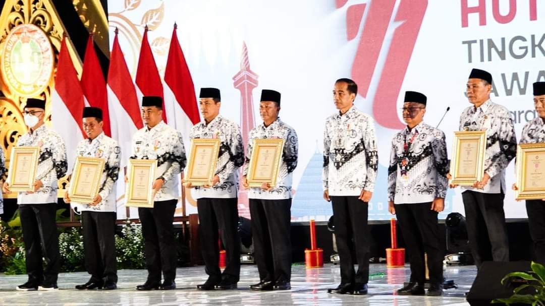 Dihadiri Presiden, Sutan Riska Terima Penghargaan dari PGRI