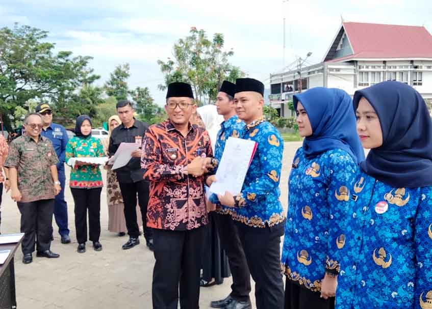 Langgam.id - Sebanyak 246 orang CPNS formasi Tahun 2019 menerima SK Pengangkatan sekaligus diambil sumpah sebagai PNS Pemko Padang.