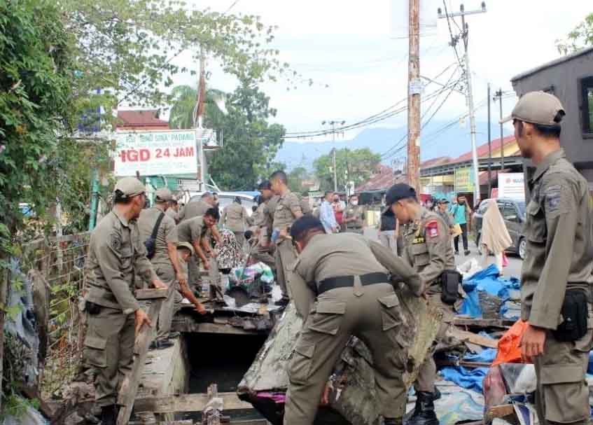 Langgam.id - Satpol PP Kota Padang membongkar belasan lapak Pedagang Kaki Lima (PKL) di Kawasan Jalan Gajah Mada, Kelurahan Gunung Pangilun.