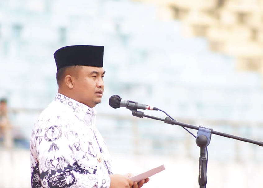 Langgam.id - Bupati Dharmasraya, Sutan Riska Tuanku Kerajaan menjadi pembina upacara pada Hari Ulang Tahun (HUT) PGRI ke-77.