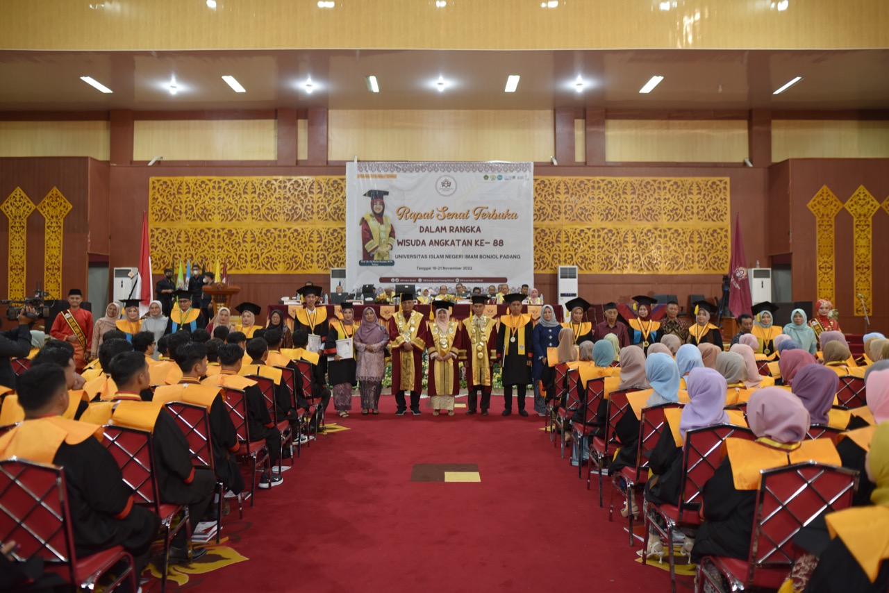UIN Imam Bonjol Padang menganugerahi sebanyak 10 sarjana baru sebagai lulusan terbaik dan bintang aktivis kampus pada perayaan Wisuda ke-88