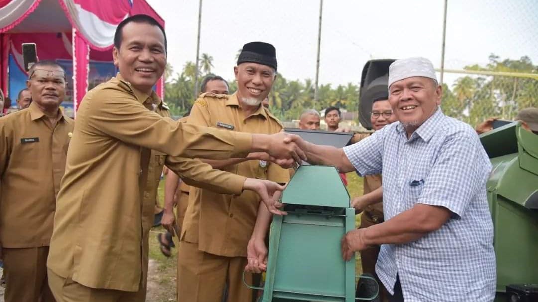 Mahyeldi dan Genius Serahkan Bantuan untuk Gapoktan di Pariaman