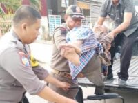 Petugas Selamatkan Nenek Terlantar di Dalam Gorong-gorong di Padang