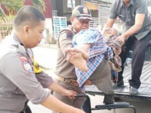 Petugas Selamatkan Nenek Terlantar di Dalam Gorong-gorong di Padang