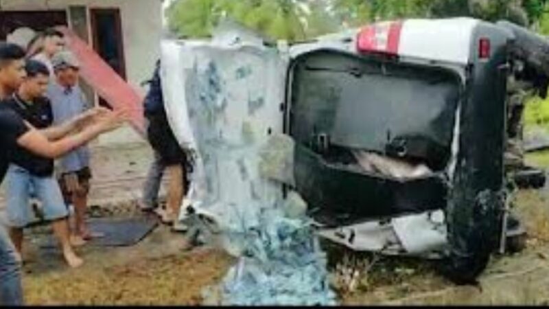 Mobil Pengawalan Bank Kecelakaan di Padang Pariaman, Uang Berserakan