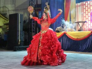 peragaan-busana-etnik-meriahkan-penutupan-pasar-malam-imlek-di-padang