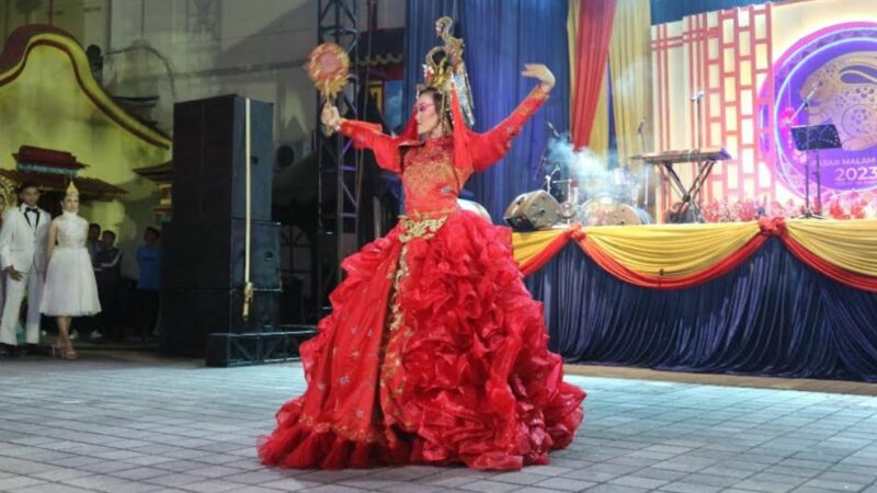 peragaan-busana-etnik-meriahkan-penutupan-pasar-malam-imlek-di-padang