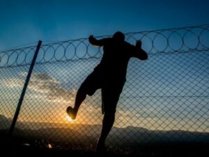 Seorang tahanan berinisial RP, yang beberapa waktu lalu kabur dari Kantor Polresta Padang, akhirnya dapat diamankan kembali Polresta Padang.