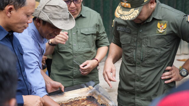 Wagub Sumbar Serahkan Bantuan 600 Bibit Jengkol di Pasaman