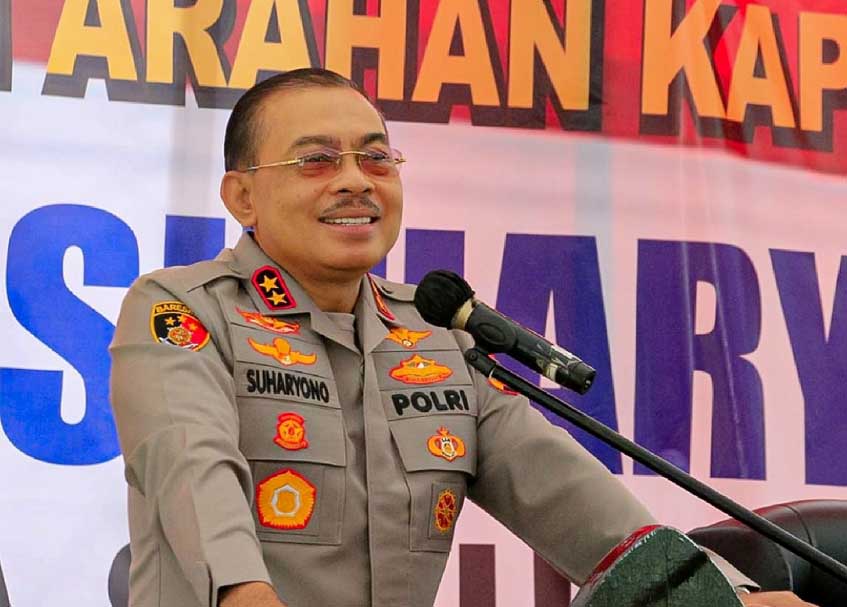 Langgam.id - Kapolda Sumbar, Irjen Pol Suharyono meninjau ke sejumlah pos pengamanan dan pelayanan saat malam pergantian tahun 2023.