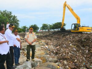 Sampah Menumpuk di Pantai Usai Hujan, Wako Padang Imbau Warga Tak Lagi Buang Limbah ke Sungai